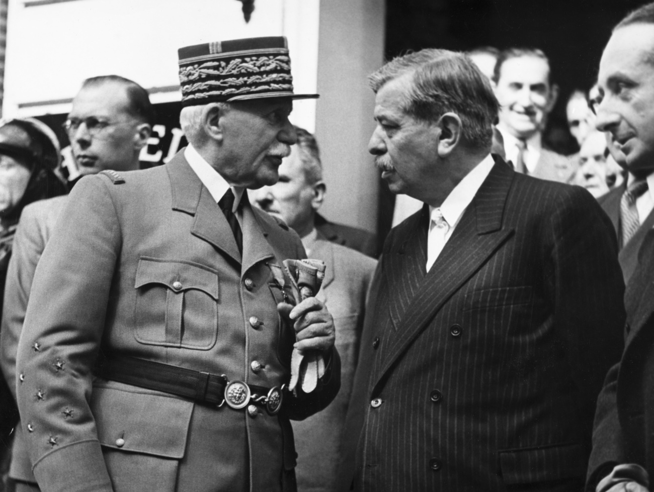 Маршал Франции и глава правительства Виши Анри-Филипп Петен (Henri-Philippe Pétain), слева, беседует с Пьером Лавалем (Pierre Laval). Между ними на заднем плане — Жозеф Дарнан (Joseph Darnand). Фотография сделана в Виши между 1940 и 1944 гг. Keystone