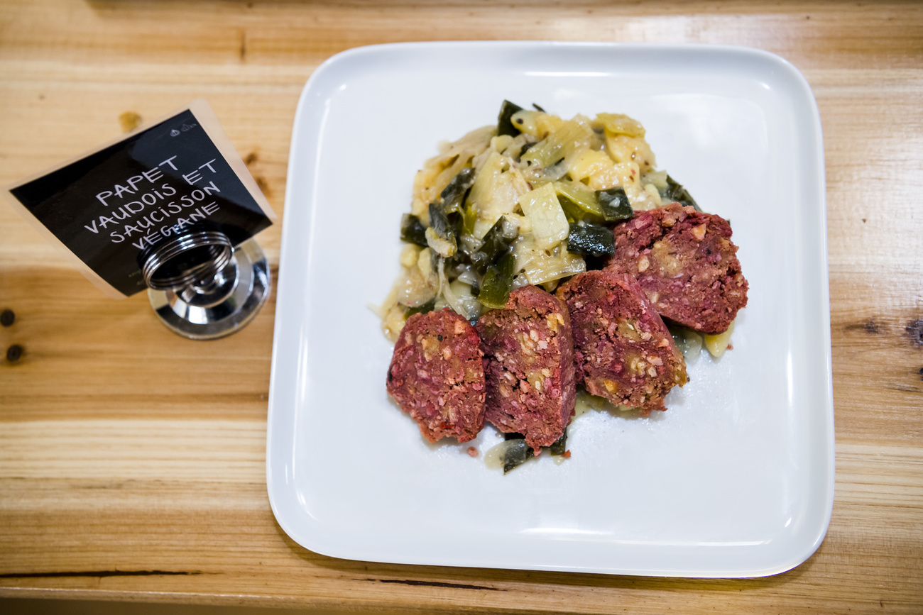 Une vue sur une assiette contenant du Papet vaudois et du saucisson vegane lors d'une visite du chantier du futur restaurant Tibits dans le Buffet de la gare de Lausanne ce jeudi 4 octobre 2018 a Lausanne. (KEYSTONE/Jean-Christophe Bott)