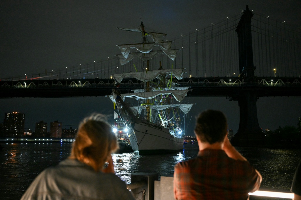 Dos muertos por choque de buque escuela mexicano contra puente de Brooklyn de Nueva York - SWI swissinfo.ch