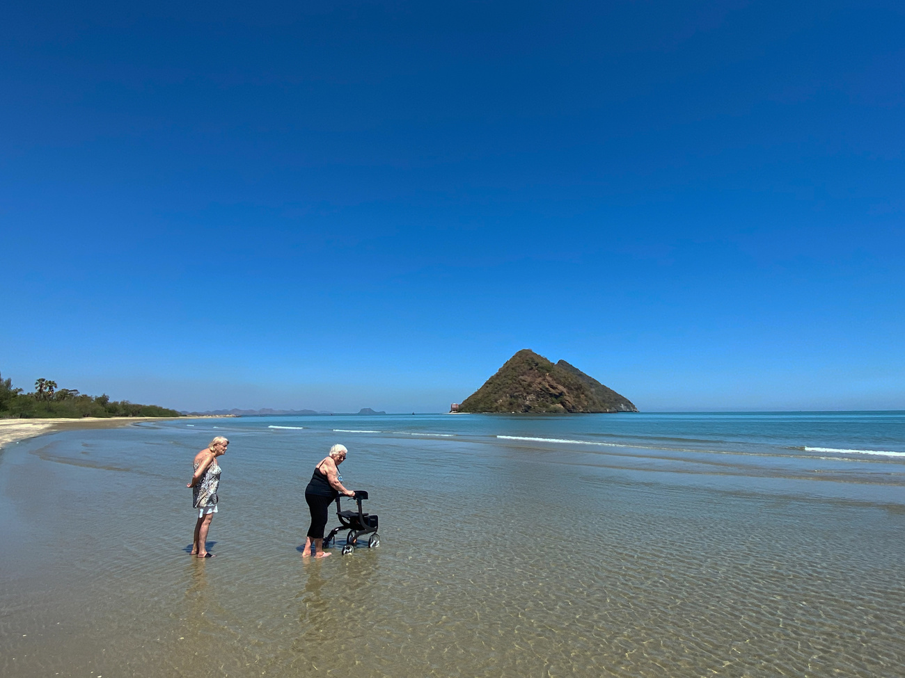zwei Frauen in Thailand am Strand
