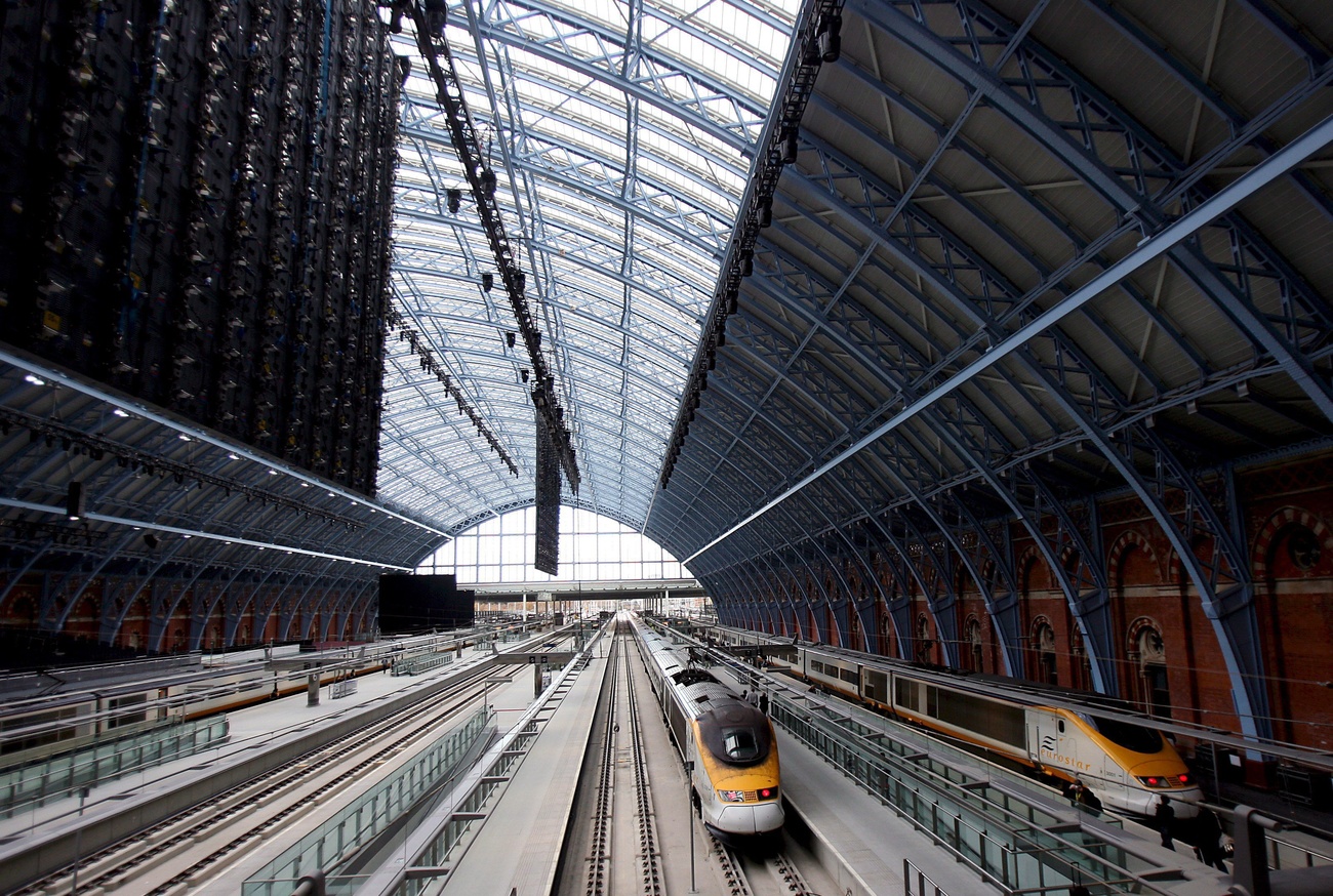 I treni Eurostar da Parigi e Bruxelles arrivano alla stazione di St. Pancras a Londra. Al momento non esiste una connessione diretta dalla Svizzera.