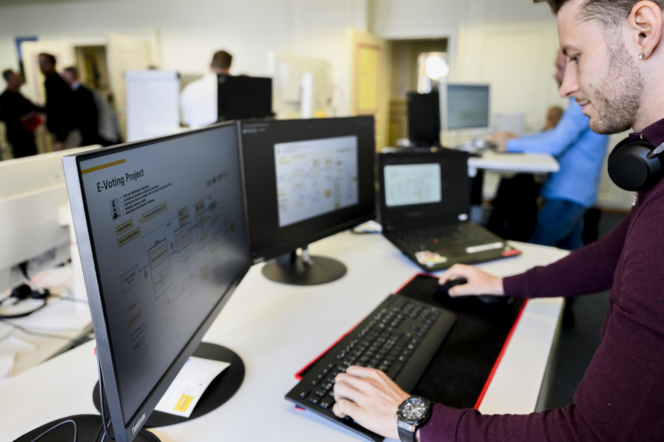 un uomo scrive al computer seduto a una scrivania