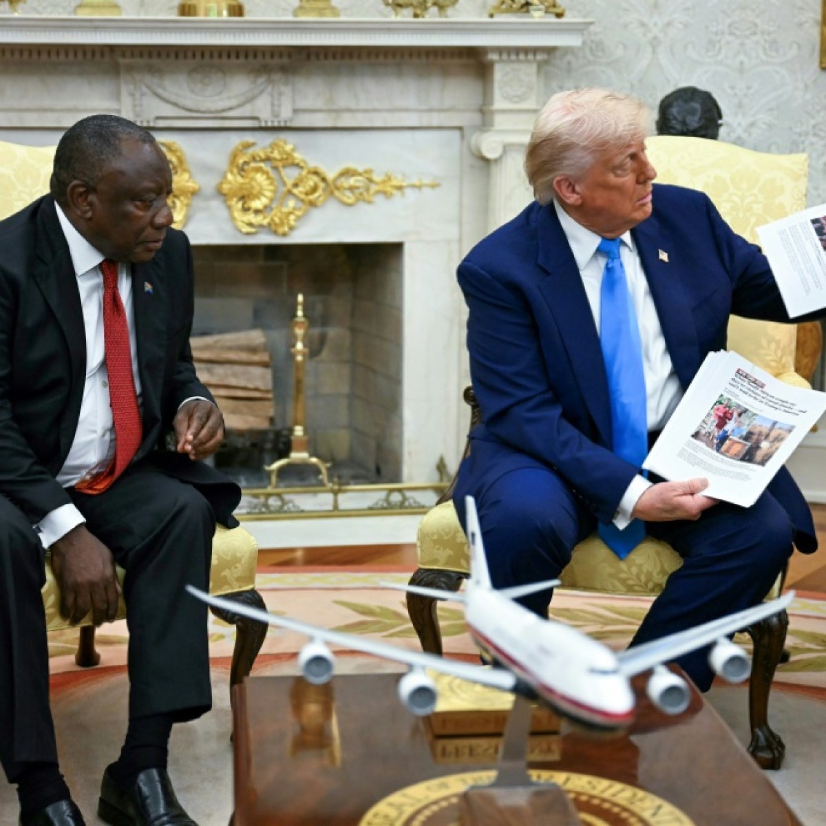 Trump embosca a su par de Sudáfrica con acusaciones de genocidio contra personas blancas - SWI swissinfo.ch