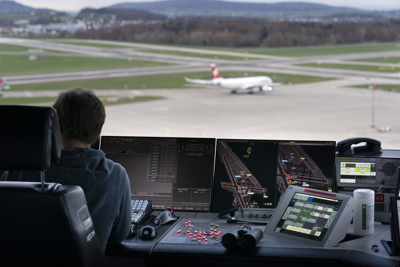 Ein Fluglotse von Skyguide bei der Arbeit am Flughafen Zürich.