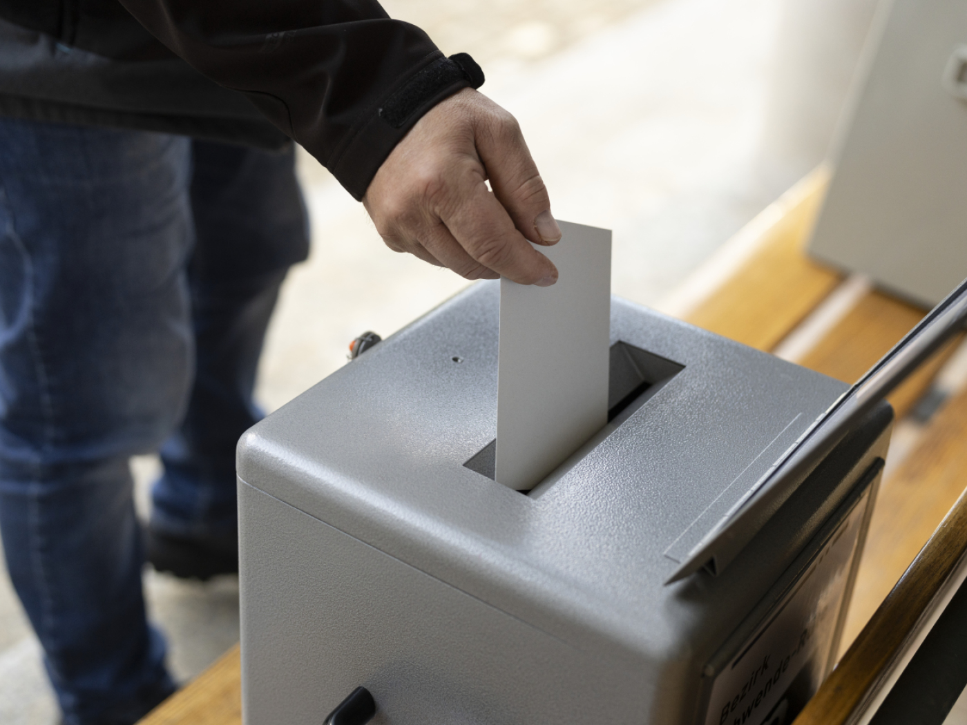 scheda viene posta in una scatola di voto