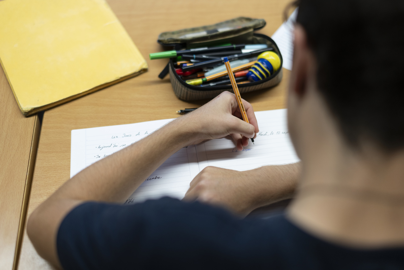 alunno scrive su un foglio
