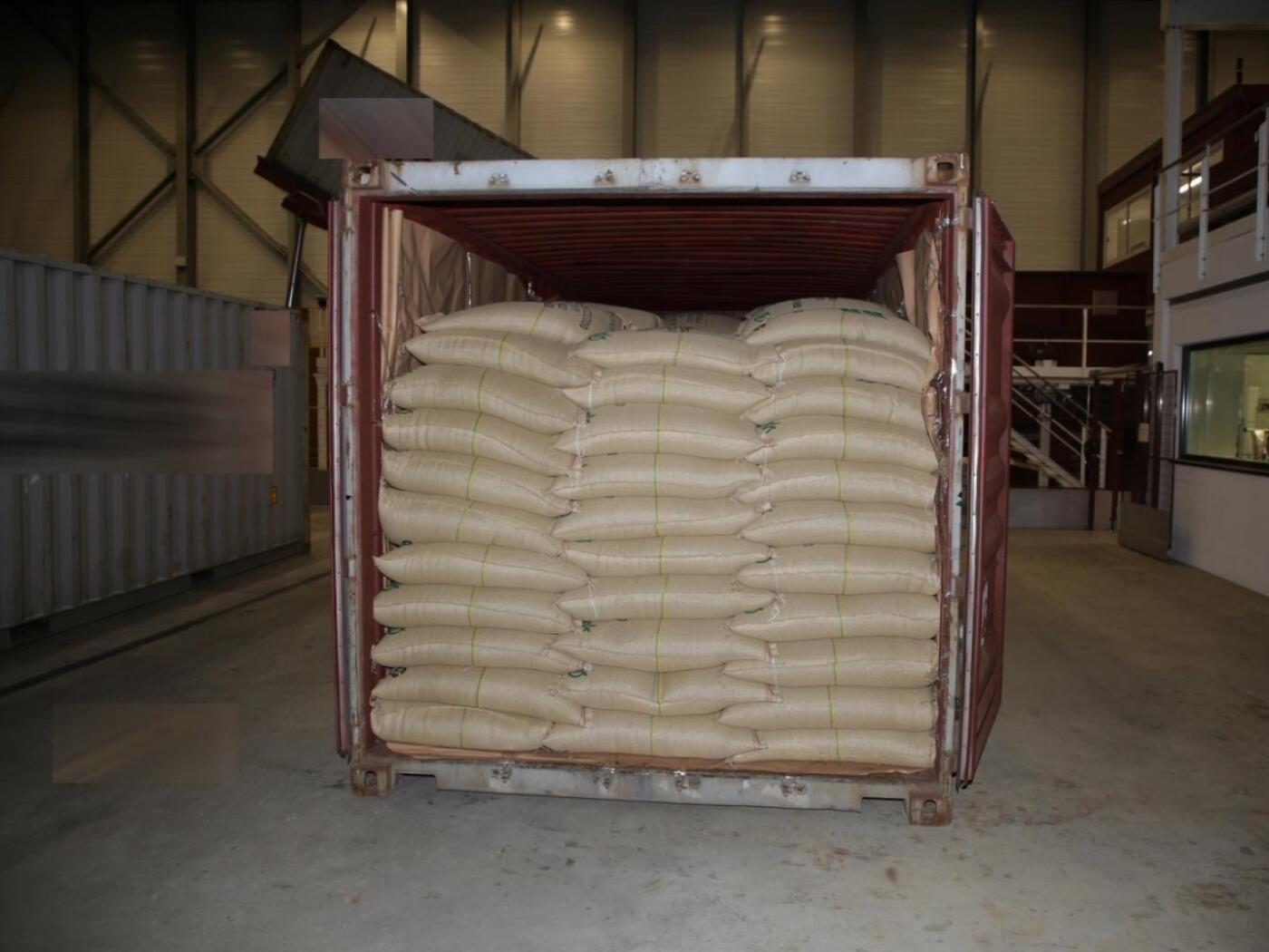 sacchi di caffé in un container
