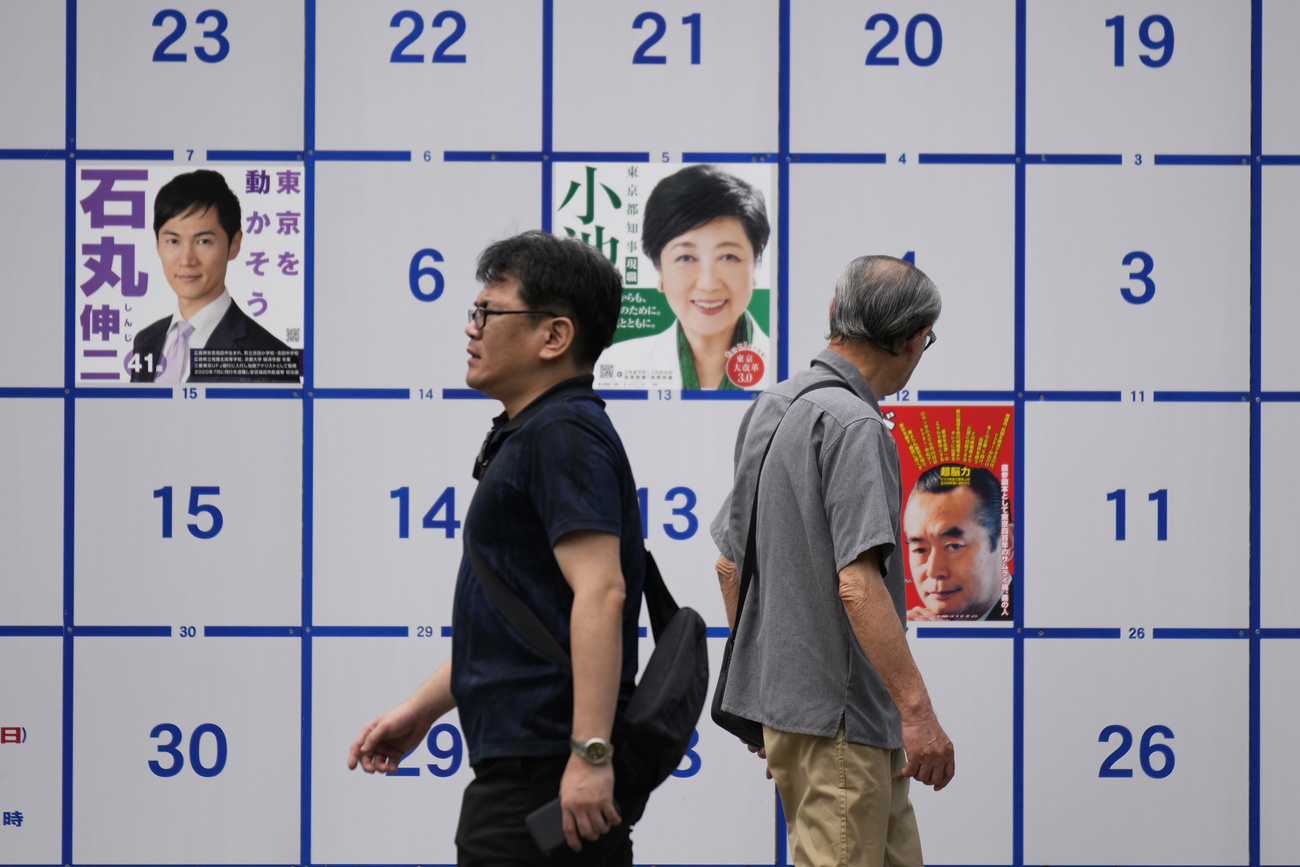 Pessoas no Japão frente a um cartaz