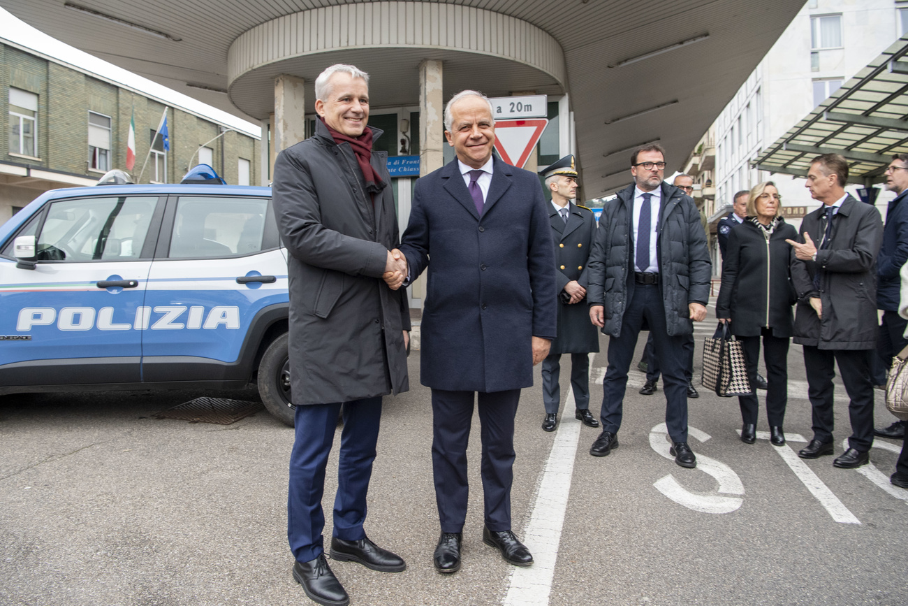 due persone si stringono la mano