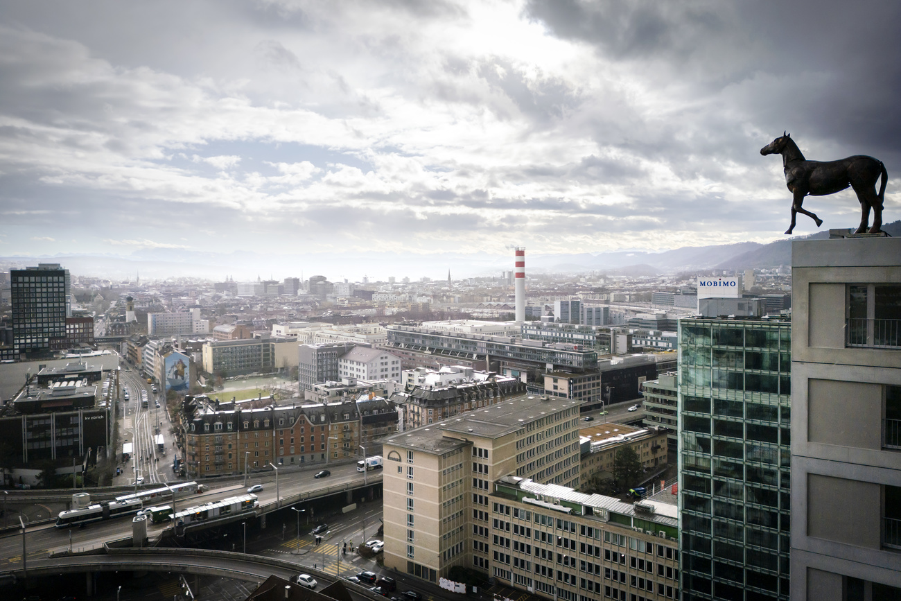 继续造房子难以为继?位于Tramdepot Hard新住宅区的雕塑,这一由苏黎世市建造的居住区收到了15'000份申请