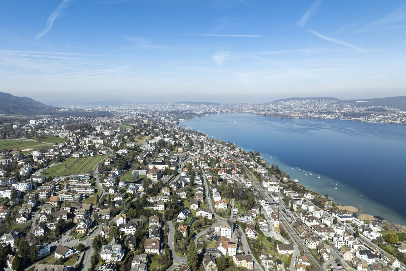 Vista aérea de vilarejo suíço às margens de um lago