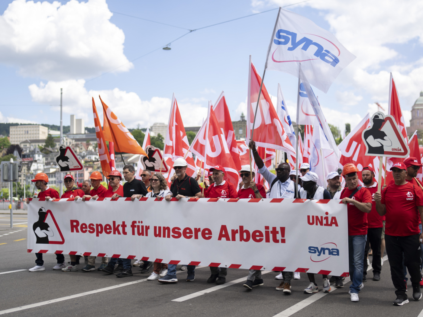 Thousands of construction workers demonstrate in Zurich
