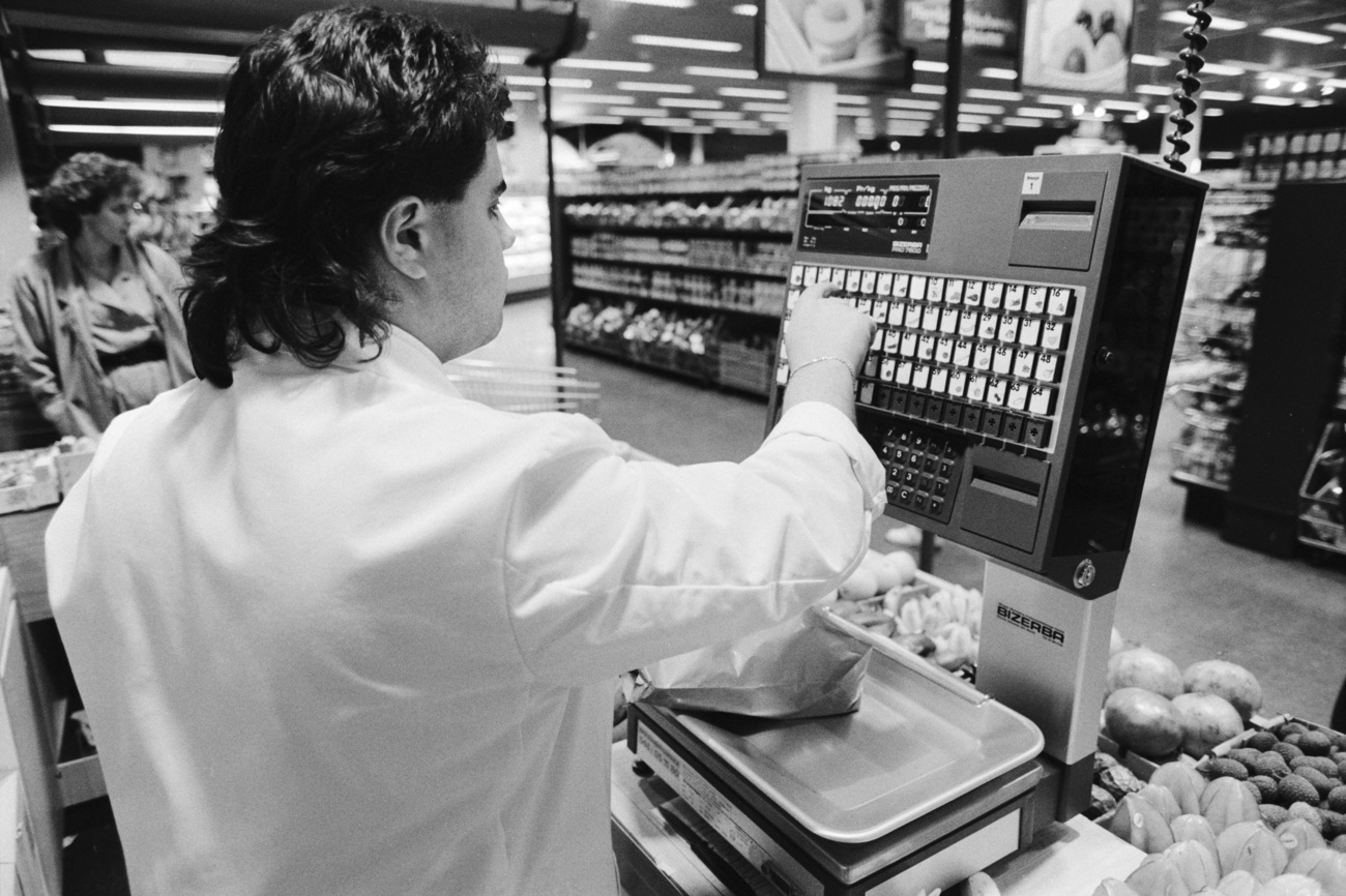 Pesatura della verdura nel primo supermercato Migros di Altstetten nel 1987