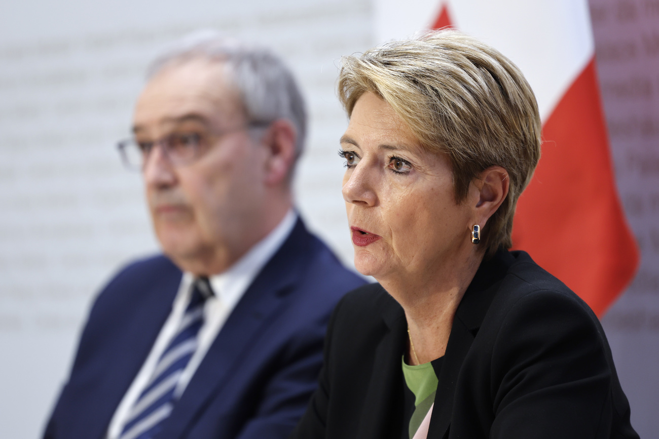 La presidente della Confederazione Karin Keller-Sutter e il consigliere federale Guy Parmelin a Berna all'inizio di aprile, durante una conferenza stampa sui nuovi dazi all'importazione negli Stati Uniti.
