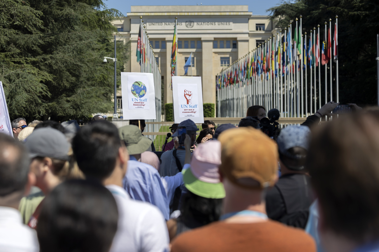 В день 1 мая 2025 года в Женеве было не до торжеств. Примерно пять сотен сотрудников ООН вышли на Площадь Наций, чтобы открыто заявить: массовые увольнения — это не просто оптимизация, а удар по людям. Keystone / Сальваторе Ди Нольфи (Salvatore Di Nolfi)