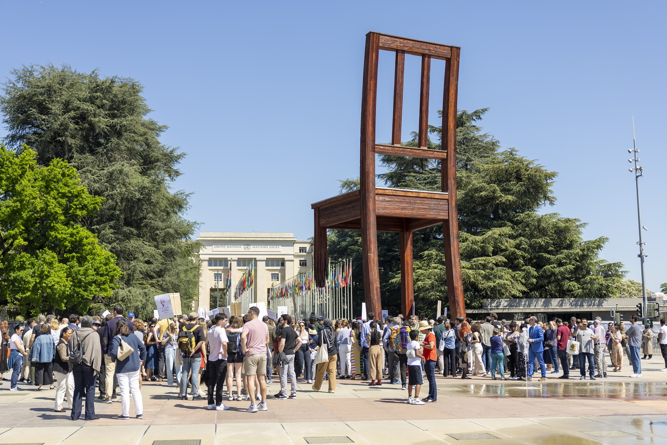 UN-Mitarbeiter in Genf protestieren auf dem Place des Nations vor dem UN-Europasitz.