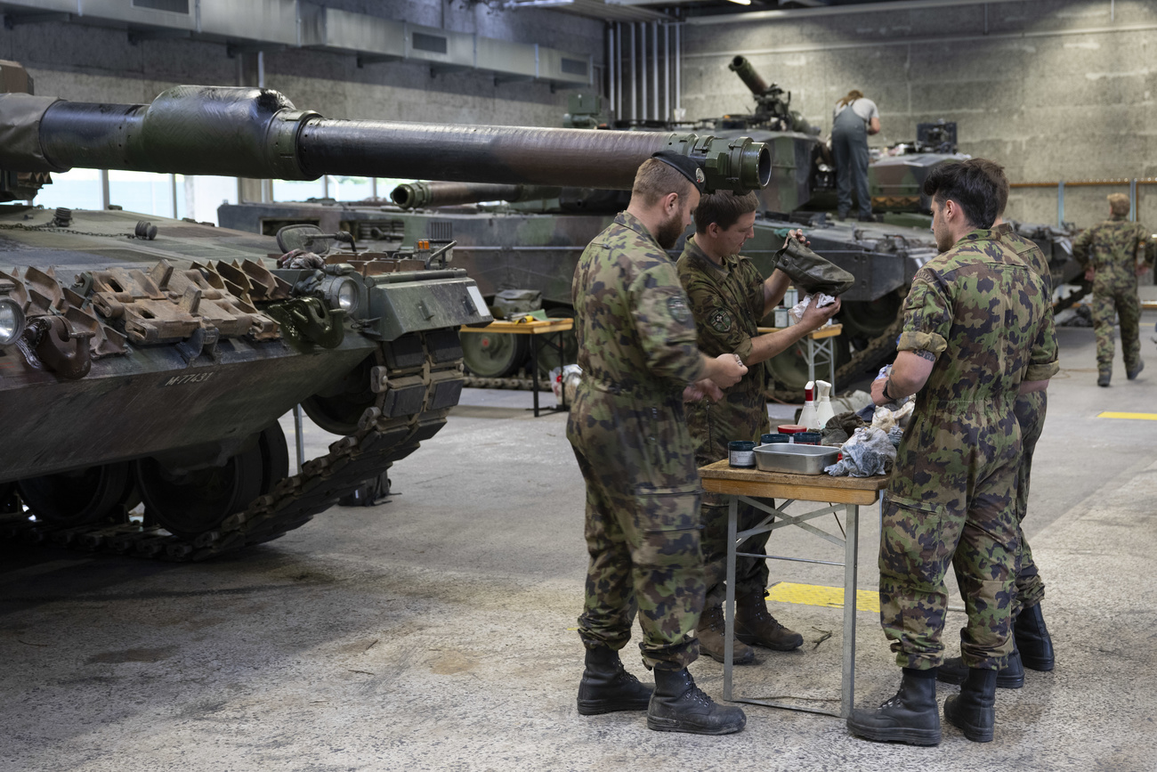 Un char d'assaut suisse à l'atelier de maintenance