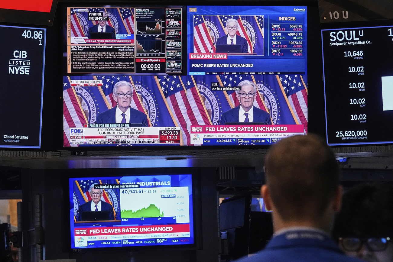 Bildschirme an einem Handelsposten auf dem Parkett der New Yorker Börse zeigen die Pressekonferenz des Vorsitzenden der US-Notenbank, Jerome Powell, am Mittwoch, dem 7. Mai 2025.