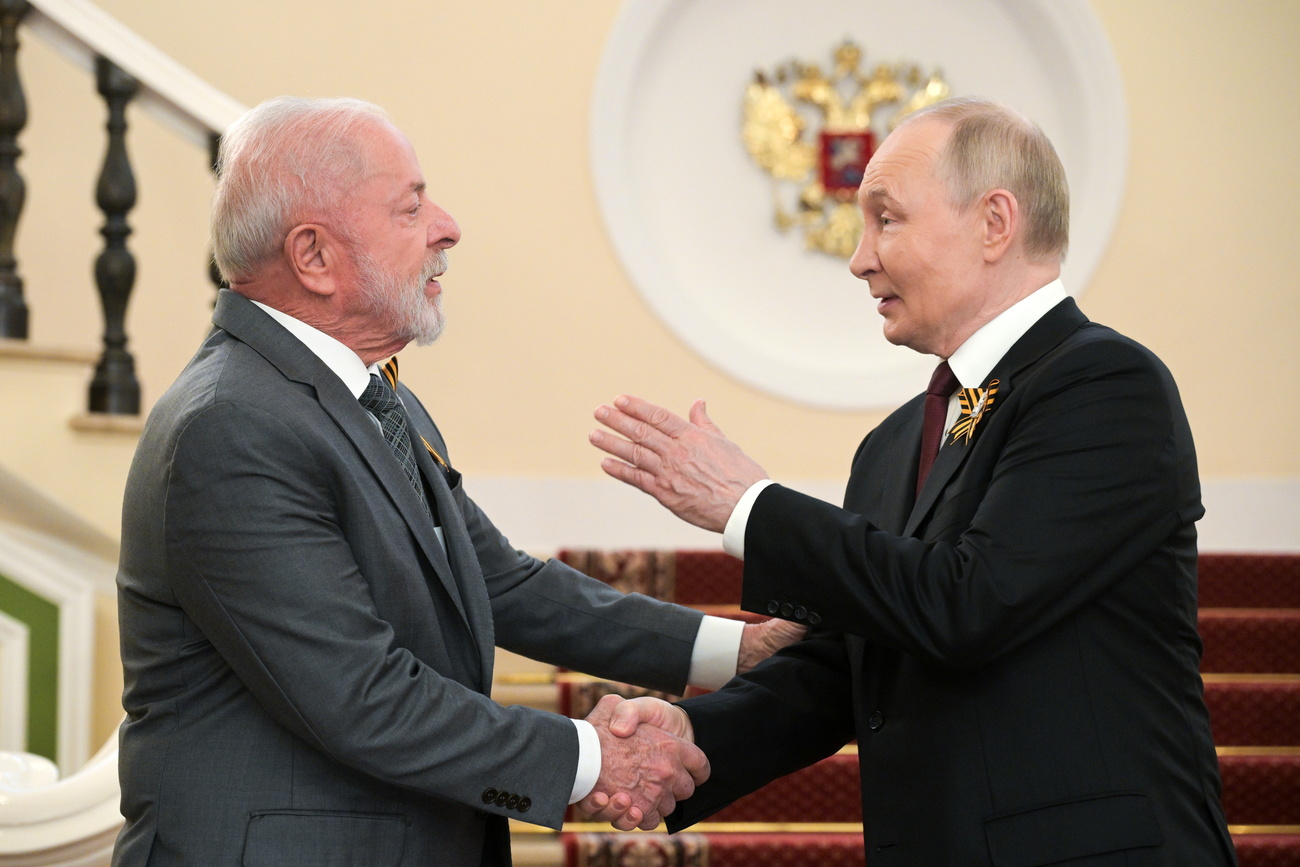 Lula e Putin se comprimentando