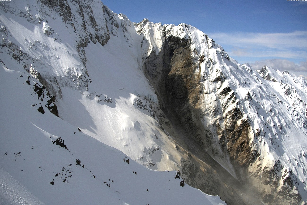 Parte de la cima del monte Kleines Nesthorn, en los Alpes suizos, por encima del pueblo de Blatten, se desplomó sobre el valle el 18 de mayo de 2025. La pared sigue siendo inestable en la actualidad.