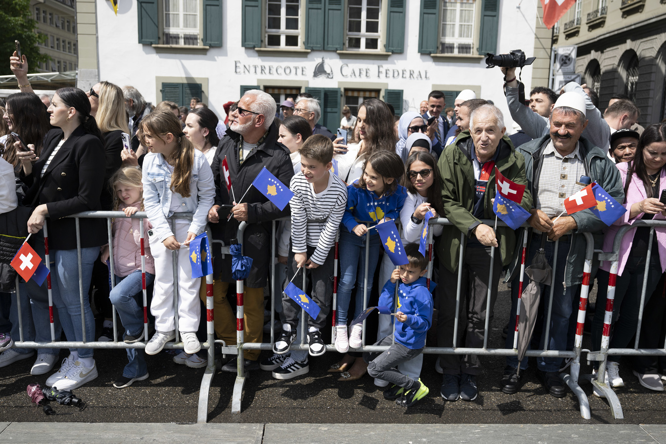 Menschen warten auf eine Parade