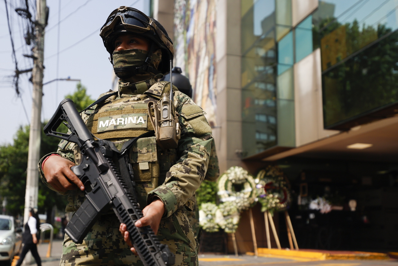 Miembros de la Marina custodian la funeraria donde reposan los cuerpos de los funcionarios Ximena Guzmán y José Muñoz, asesinados ayer en una avenida principal de Ciudad de México.