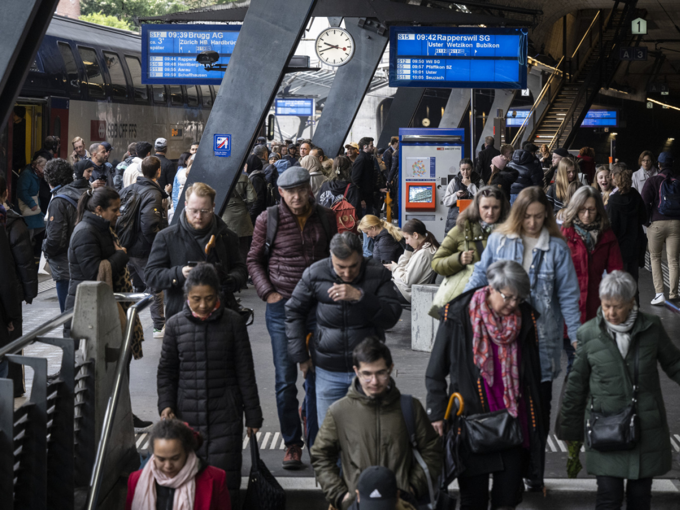 Menschenmenge am Bahnhof