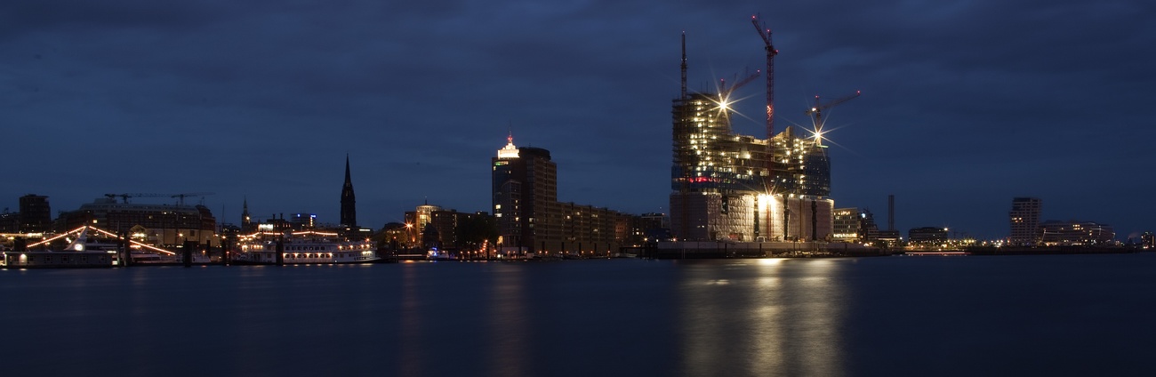 The construction site of the Elbphilharmonie seen in the evening light on the banks of the Elbe in Hamburg (2010).