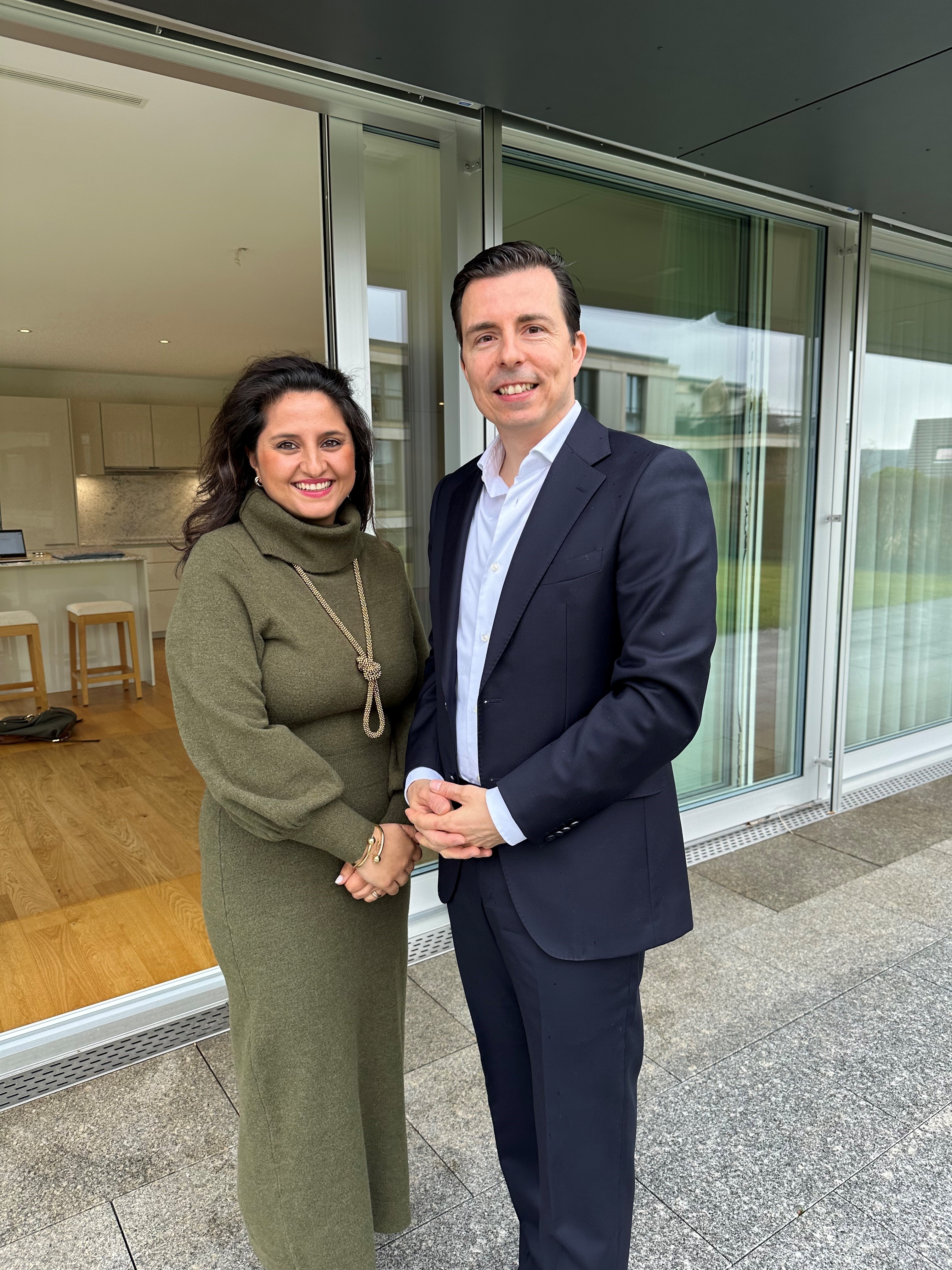 Casal jovem posando no seu apartamento