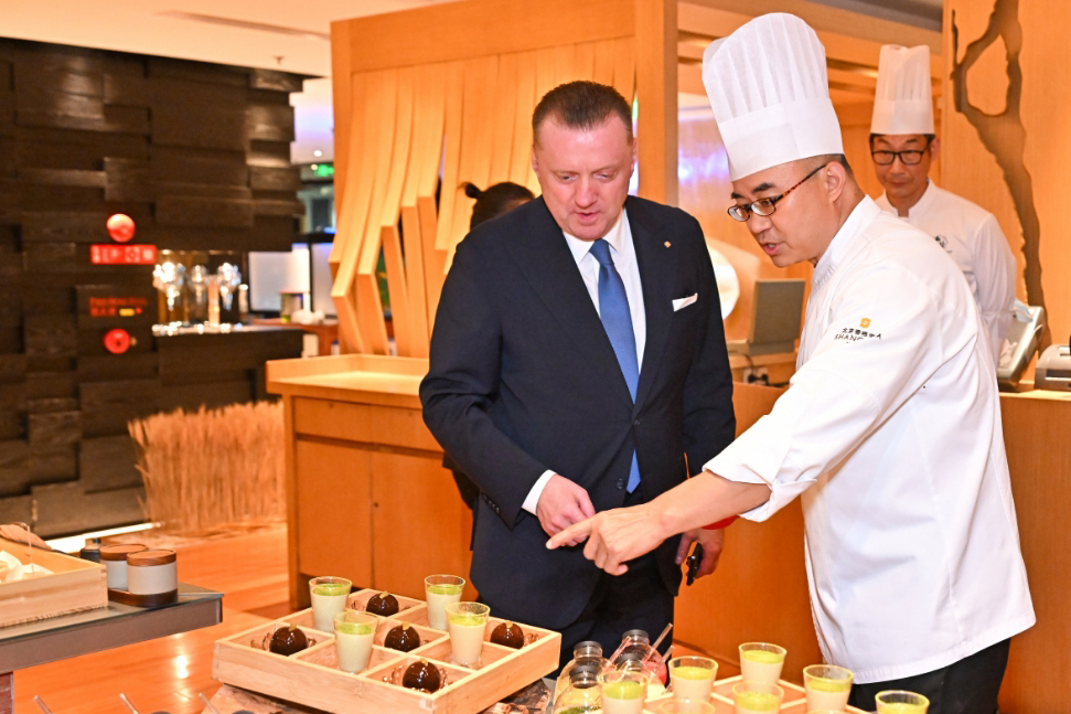 Carlo Schmed et le chef de l’Hotel Shangri-La à Pékin.