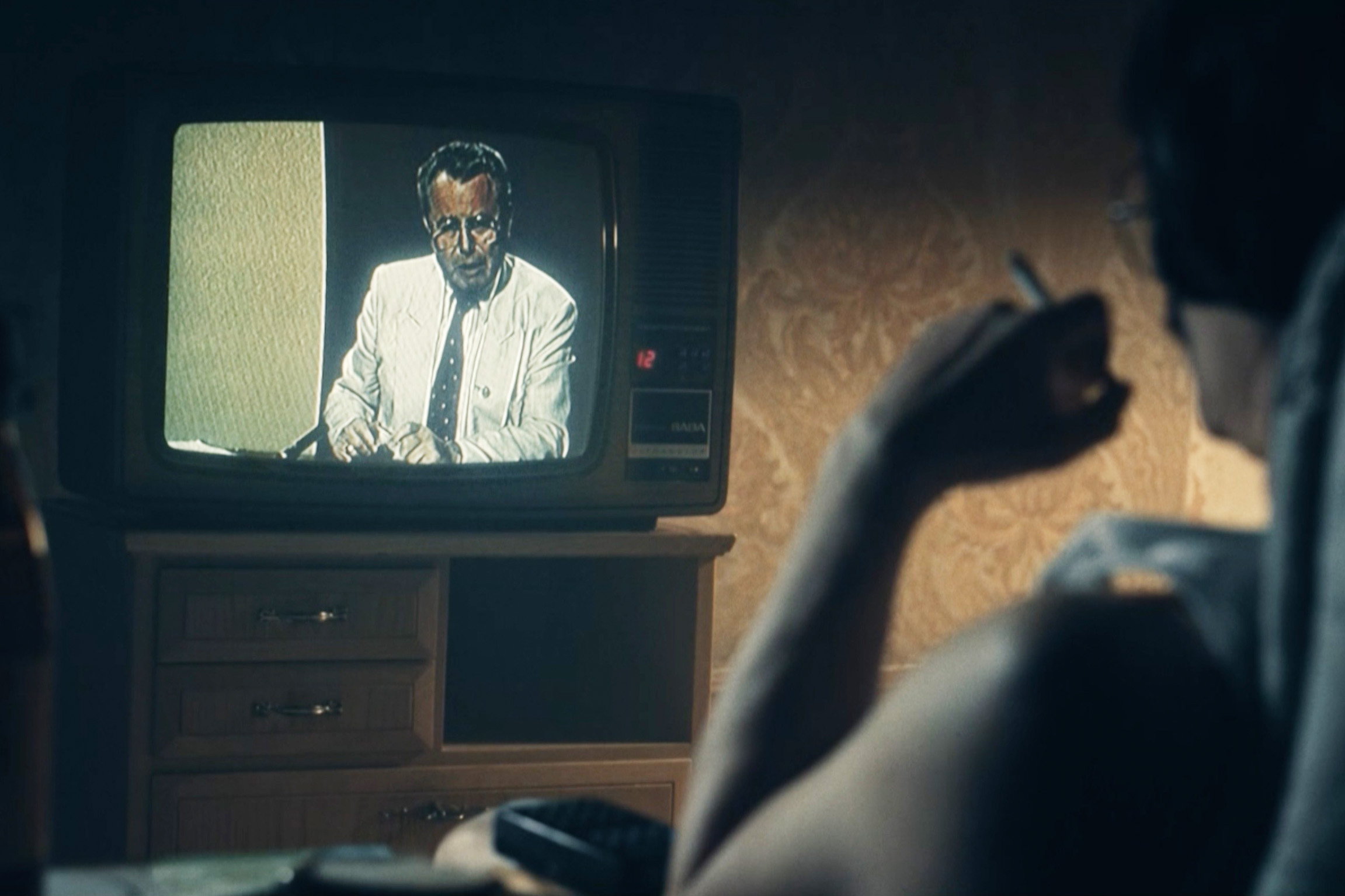 Donna davanti a una tv