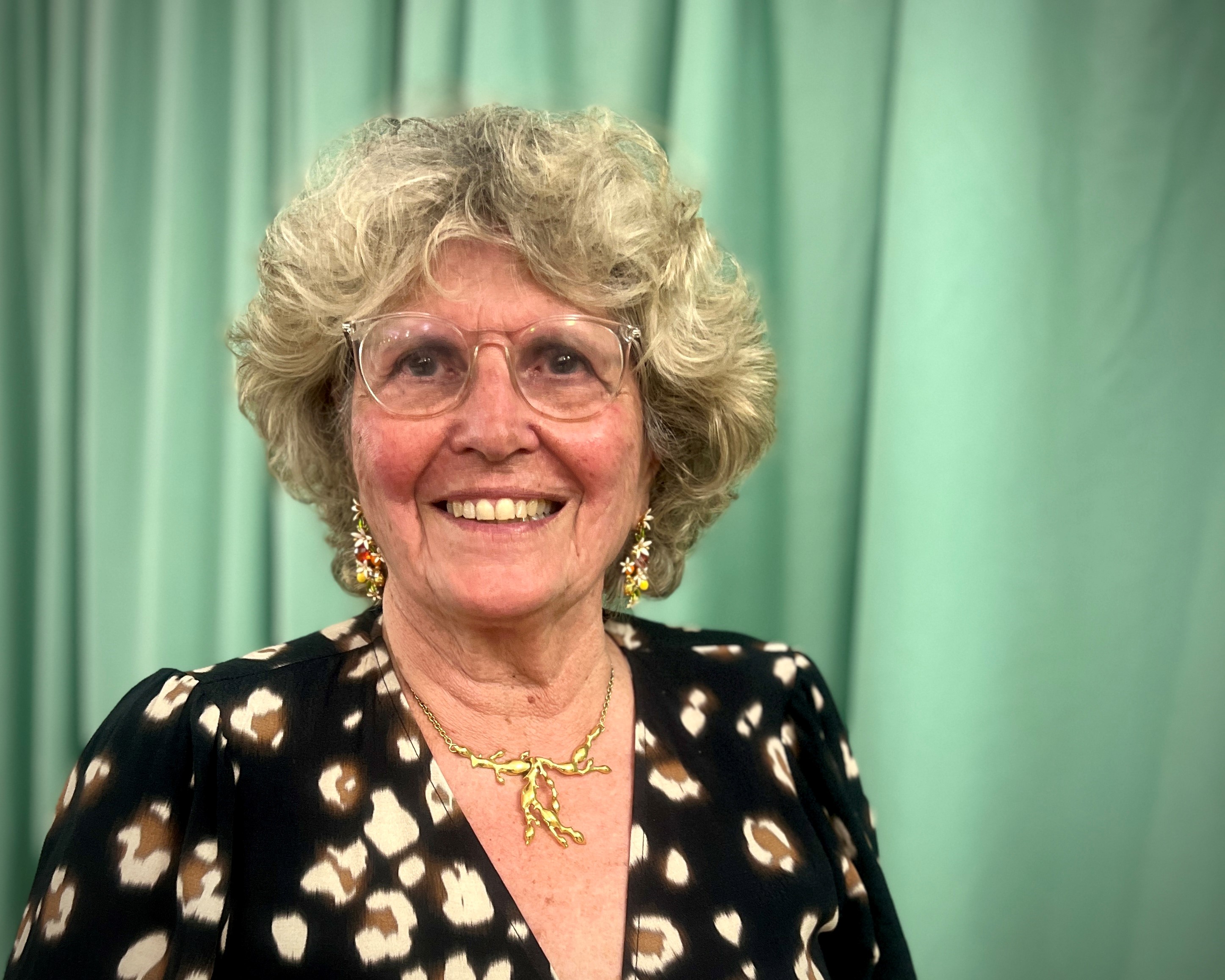 une femme de 80 ans avec des lunettes