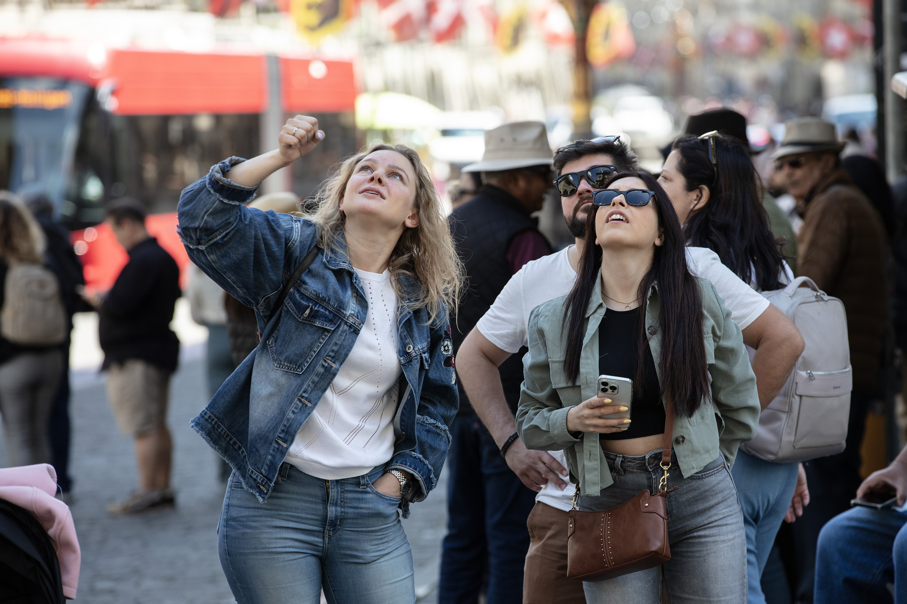 Touriste regardant la Tour de l'Horloge