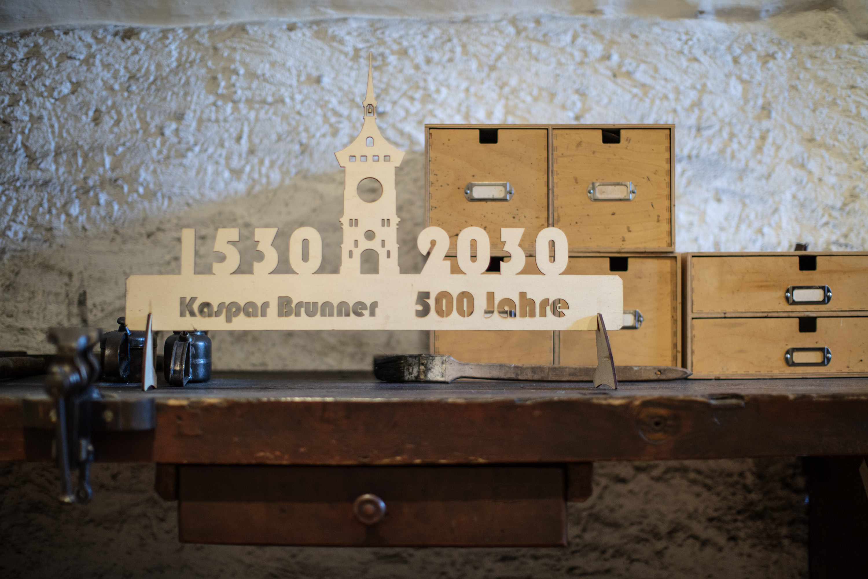 1530年と2030の年号と時計塔をかたどった置物