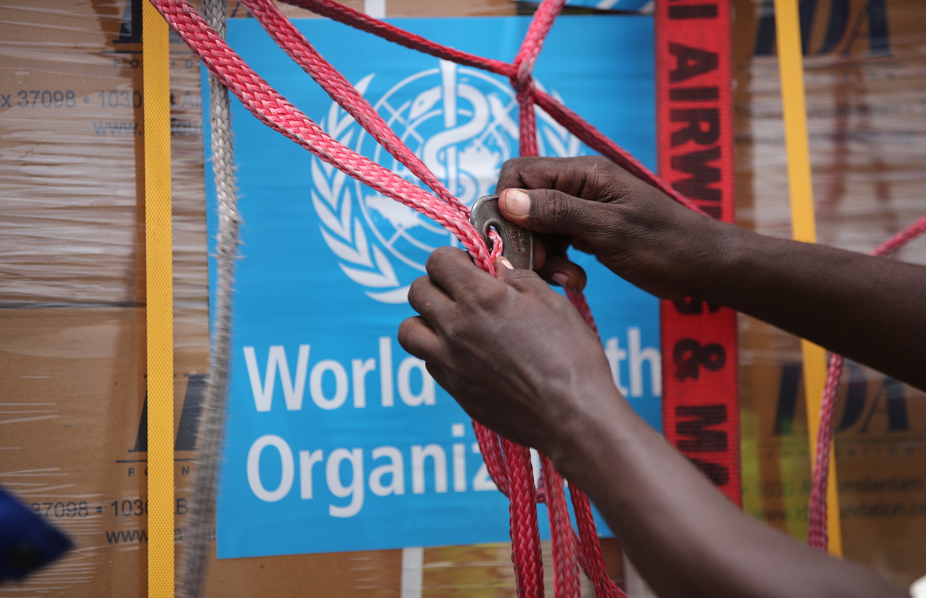 Рабочие разгружают гуманитарный груз ВОЗ, прибывший из Объединённых Арабских Эмиратов. Помощь предназначалась для жертв наводнений, обрушившихся на Судан в сентябре 2022 года — менее чем за год до начала войны в стране. © EPA/ALI HAIDER