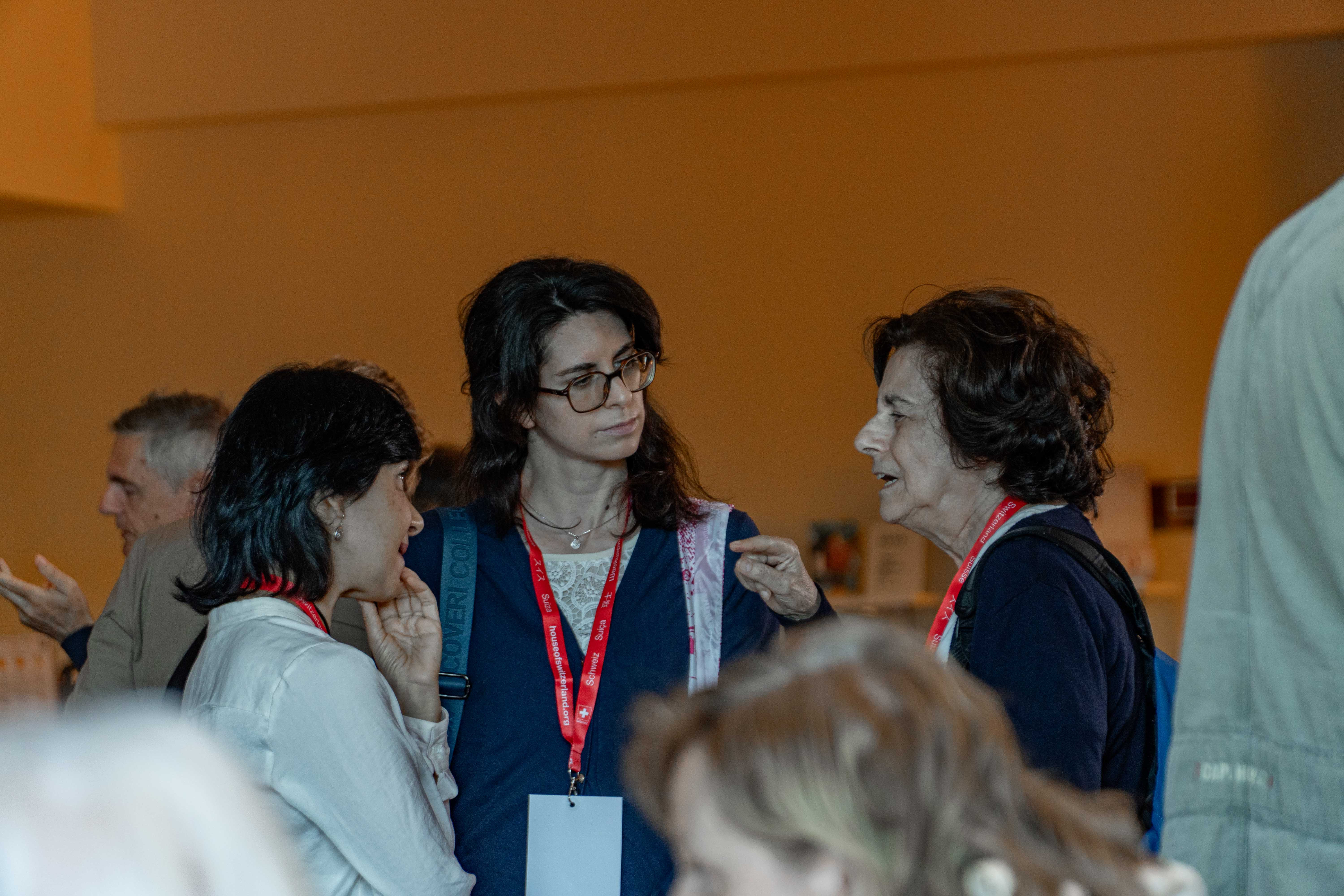 Einige Frauen diskutieren miteinander