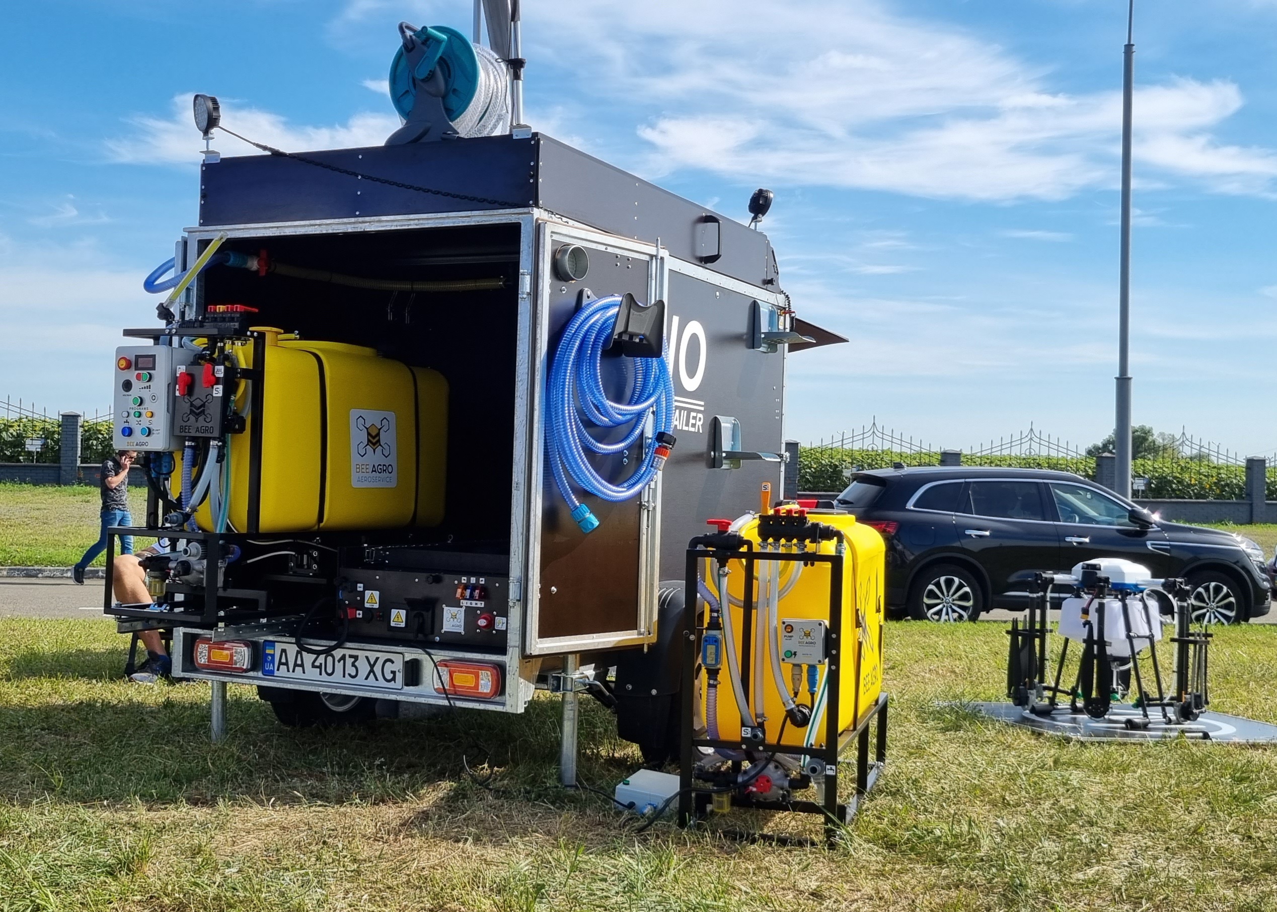 Mixing stations measure out agrochemicals and mix them before filling up the drone’s tank. This makes the process of refilling drone tanks safer and more efficient.