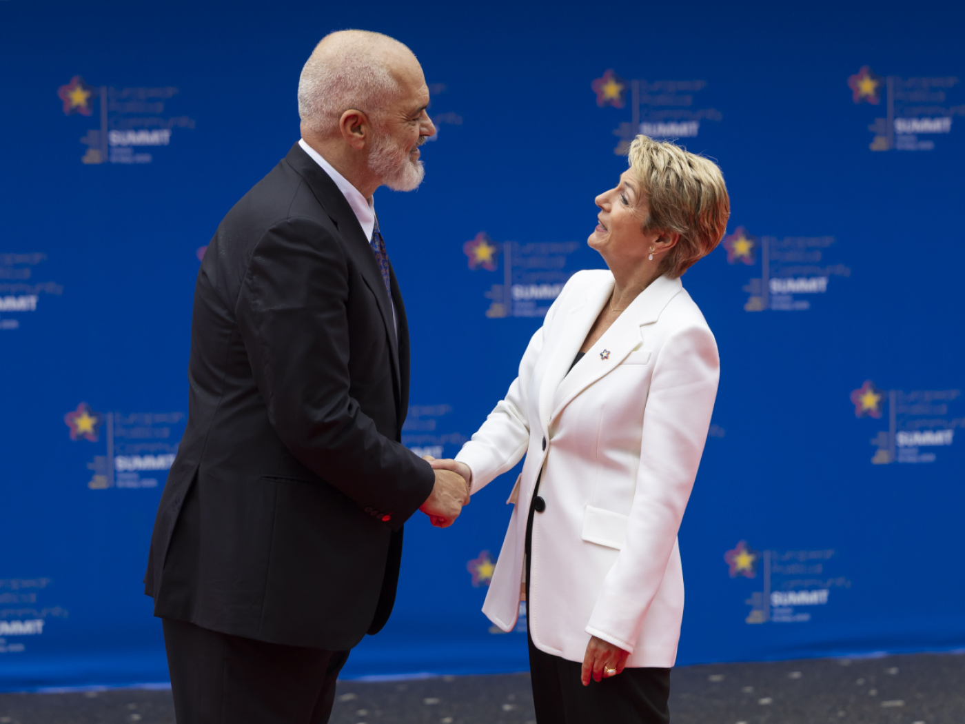 Il premier albanese Edi Rama stringe la mano alla presidente elvetica Karin Keller-Sutter.