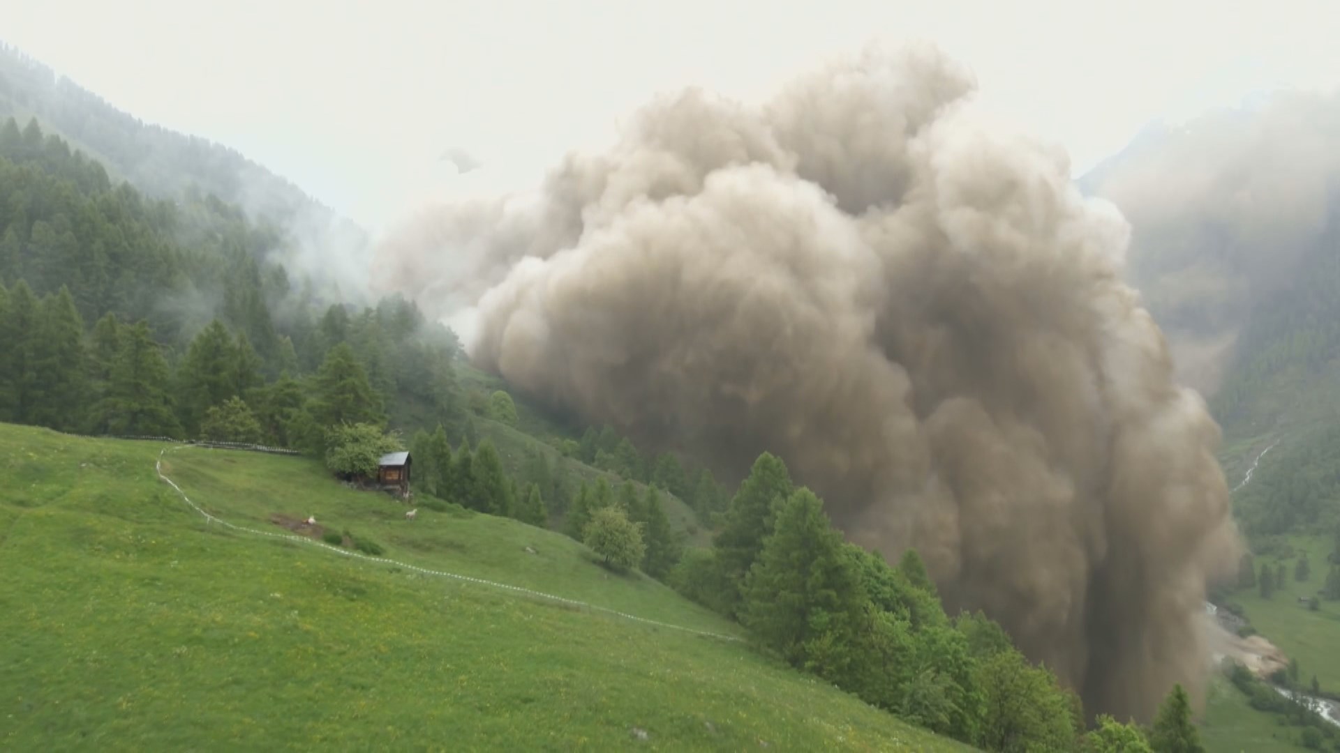 スイス南部ヴァレー(ヴァリス)州のブラッテン村は5月28日、大規模な地滑りで壊滅的な被害を受けた。写真は土砂流が巨大な煙を巻き上げながら集落めがけて流れていく瞬間