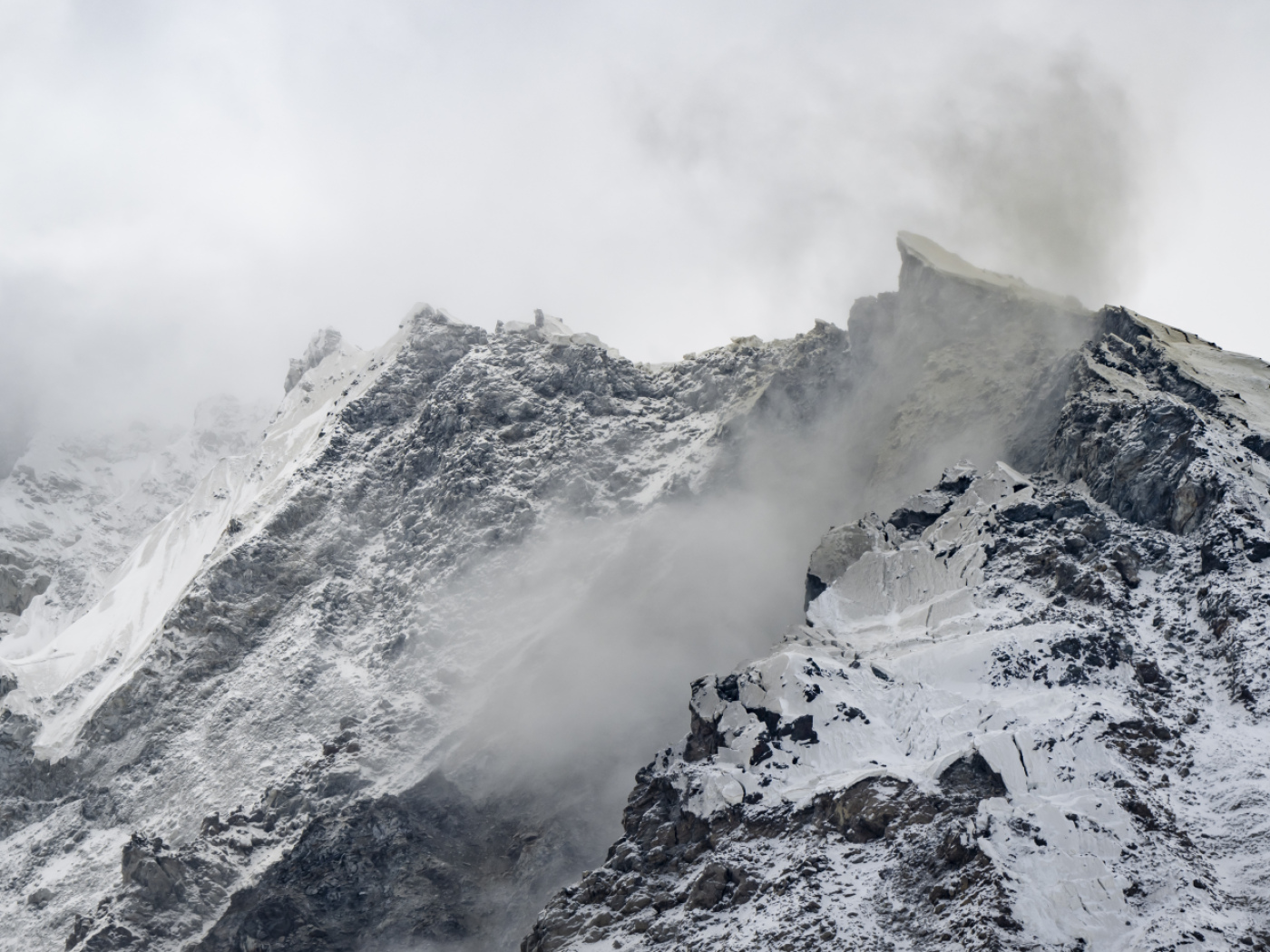 Still no break in the glacier above Blatten (VS)