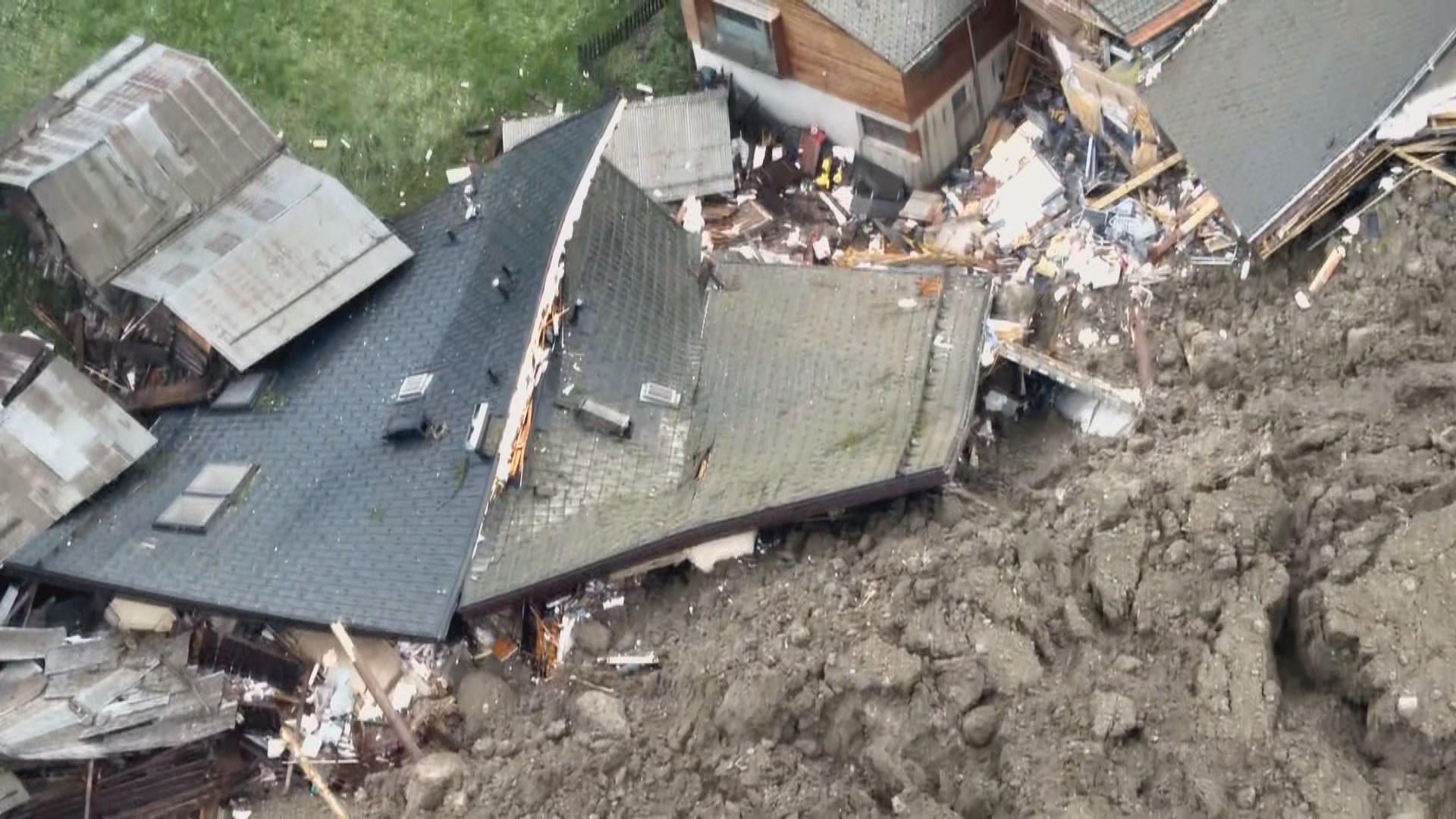 Casa destruída por deslizamento de terra
