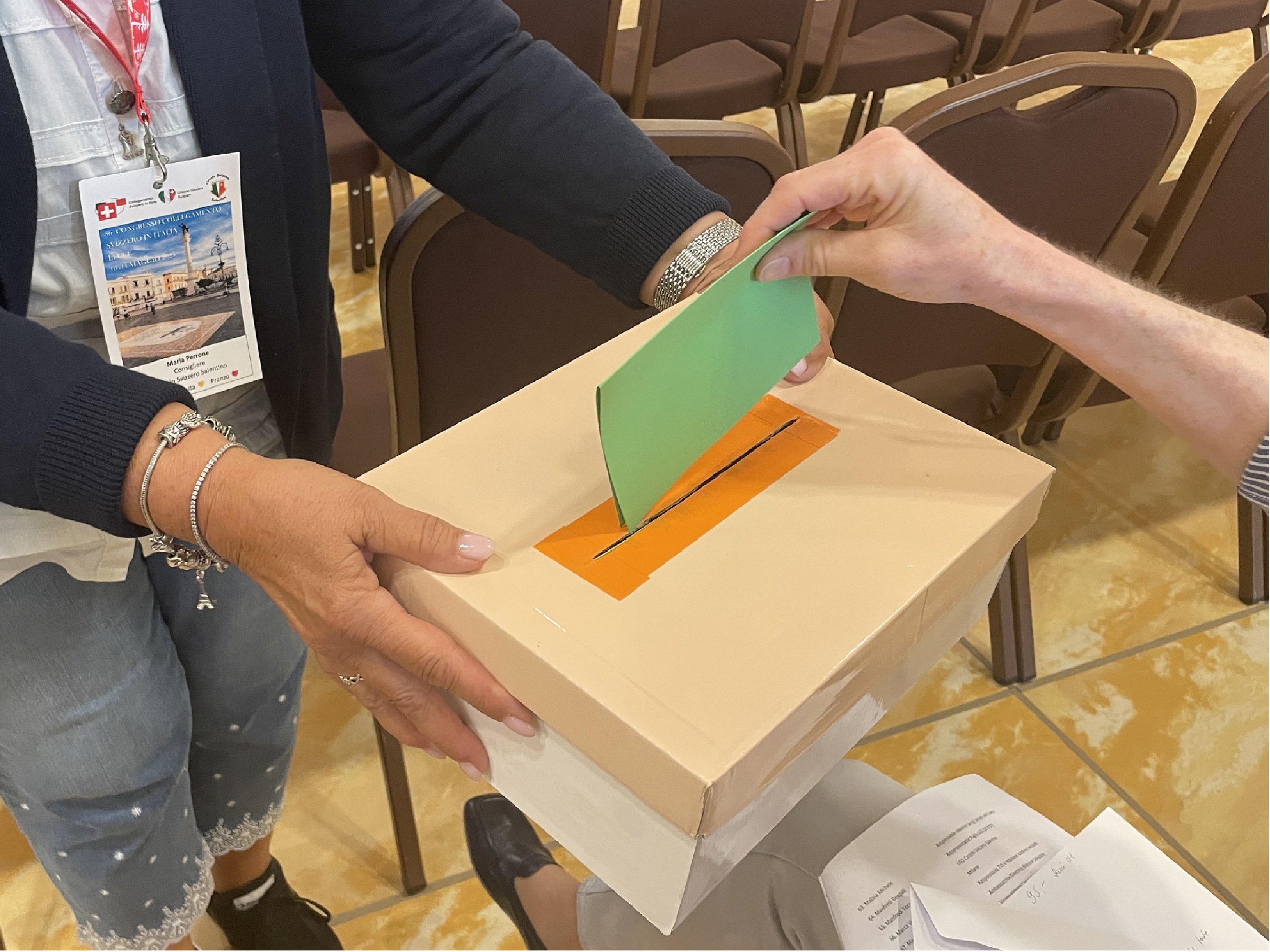 Wahlzettel wird eingeworfen