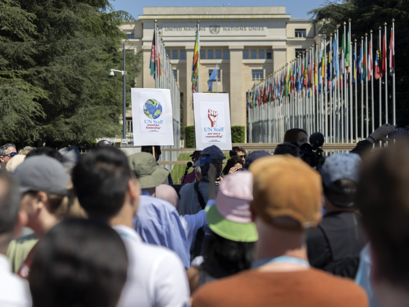 Nearly 500 UN staff demonstrate in Geneva