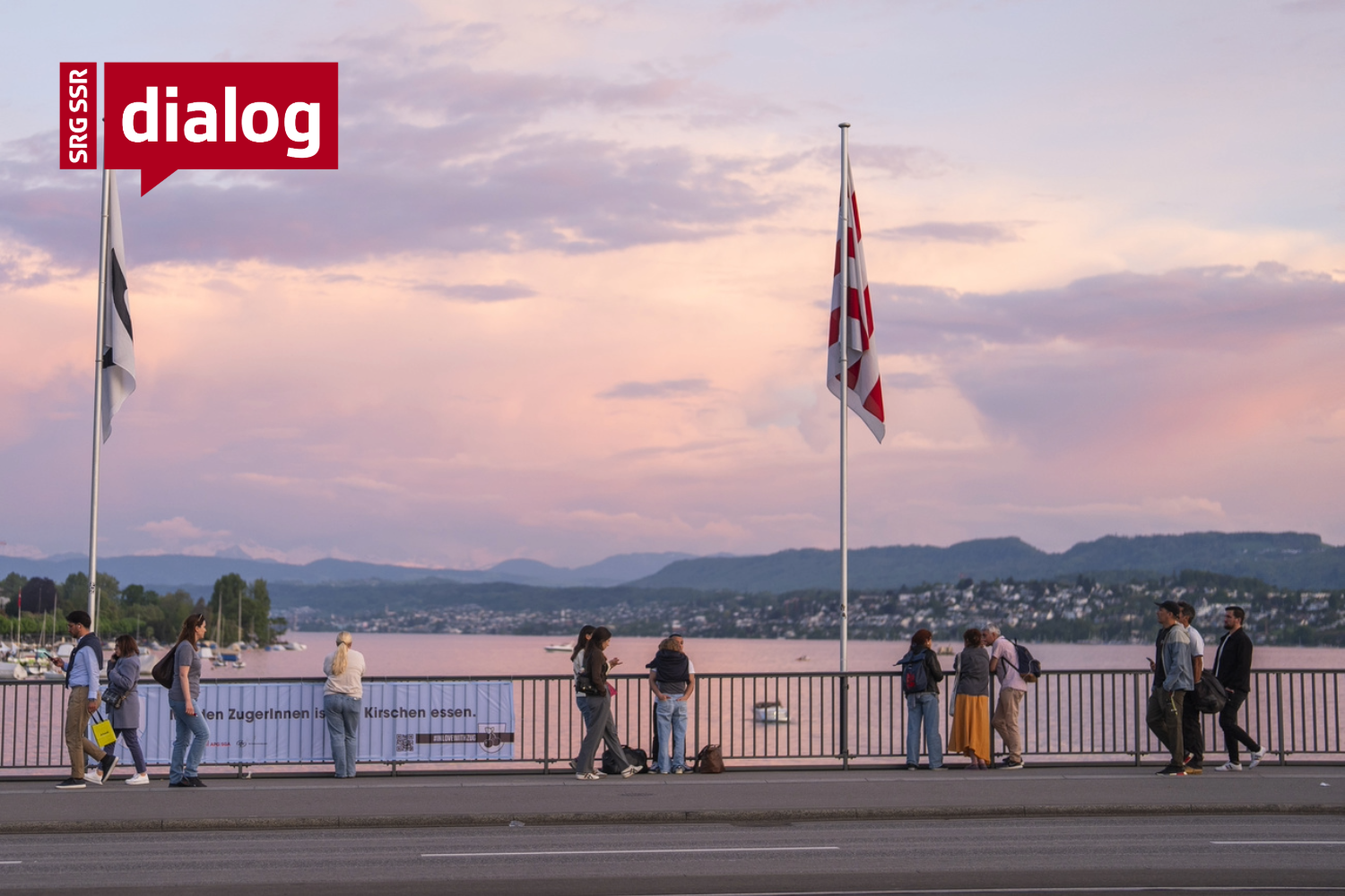 Menschen laufen ueber die Quaibruecke bei Sonnenuntergang,