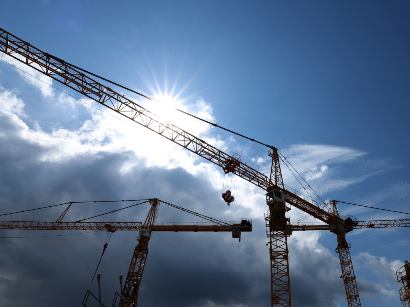 Swiss economic outlook improves slightly in May