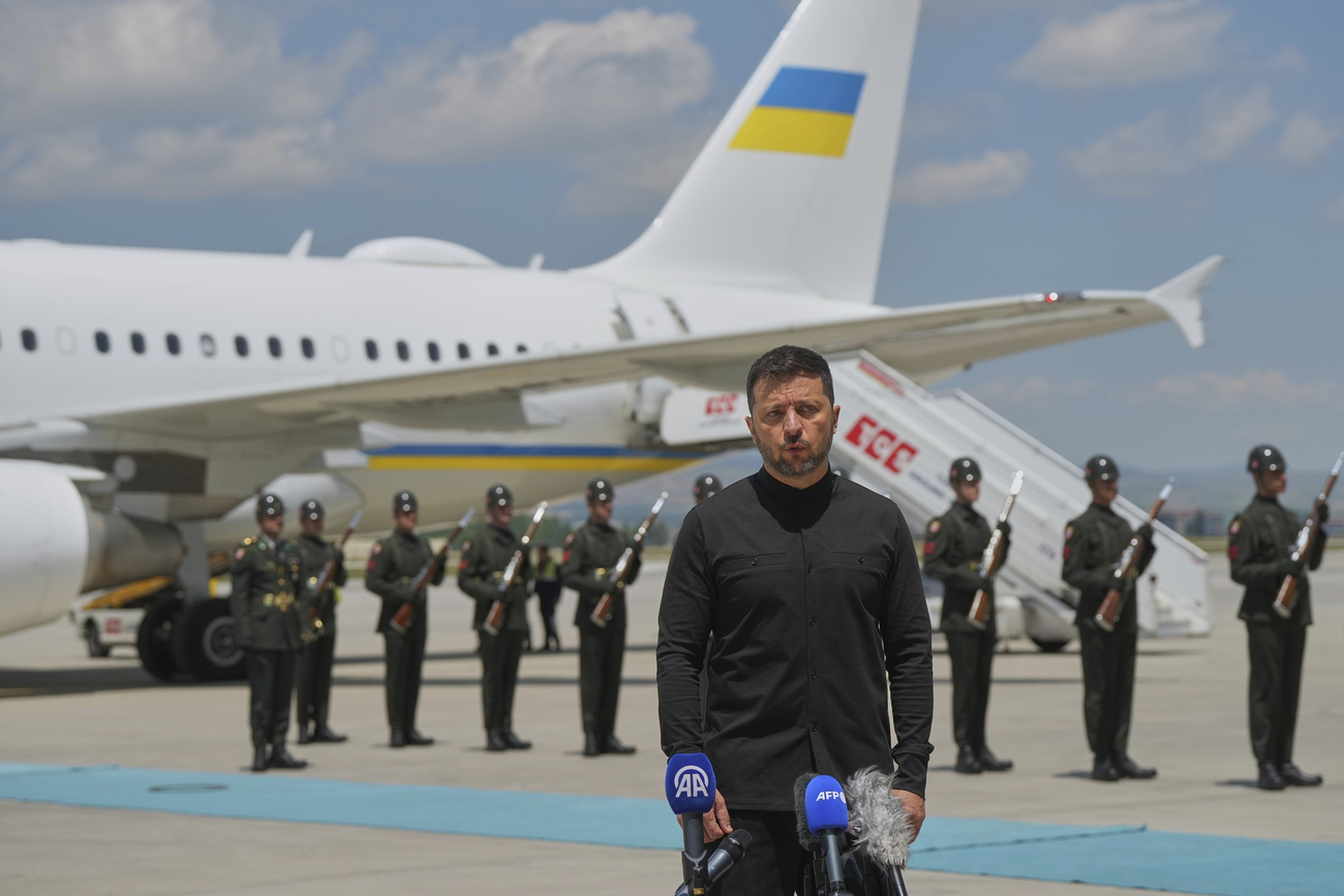 заявление Владимира Зеленского о том, что он будет ждать Путина в Стамбуле, выглядело слишком демонстративным и плохо просчитанным с точки зрения дипломатической логики.