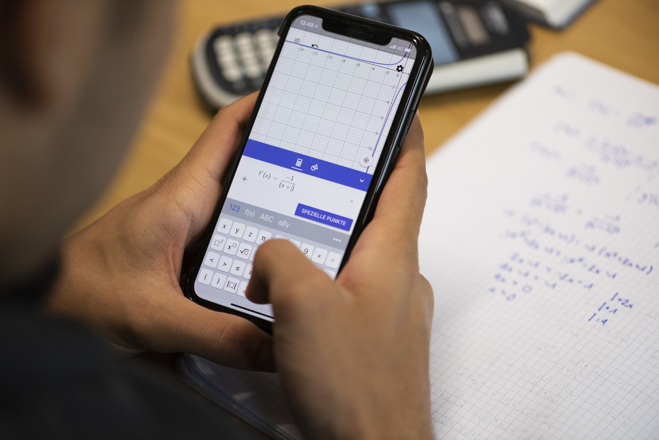 スマートフォンの画面とそれを操作する手