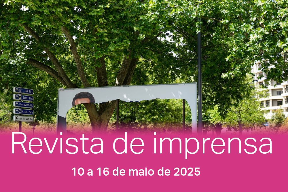 Cartaz de campanha eleitoral rasgado em Lisboa.