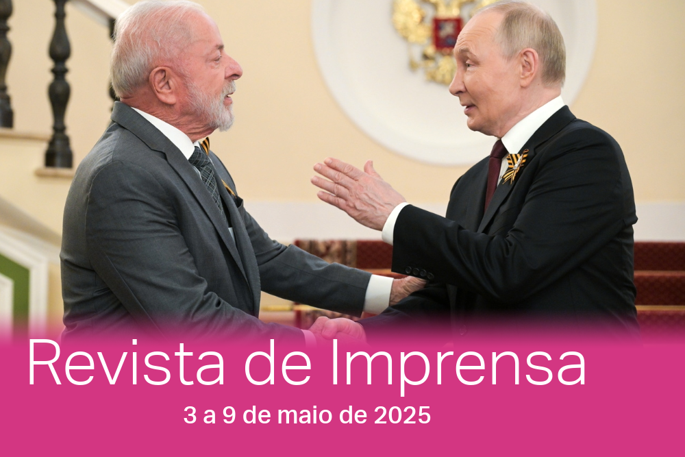O presidente russo, Vladimir Putin, dá as boas-vindas ao presidente do Brasil, Luis Inácio Lula da Silva (esq.), no Kremlin, antes da parada militar do 80º aniversário da vitória na Segunda Guerra Mundial - ou Grande Guerra Patriótica, como é chamada na Rússia.