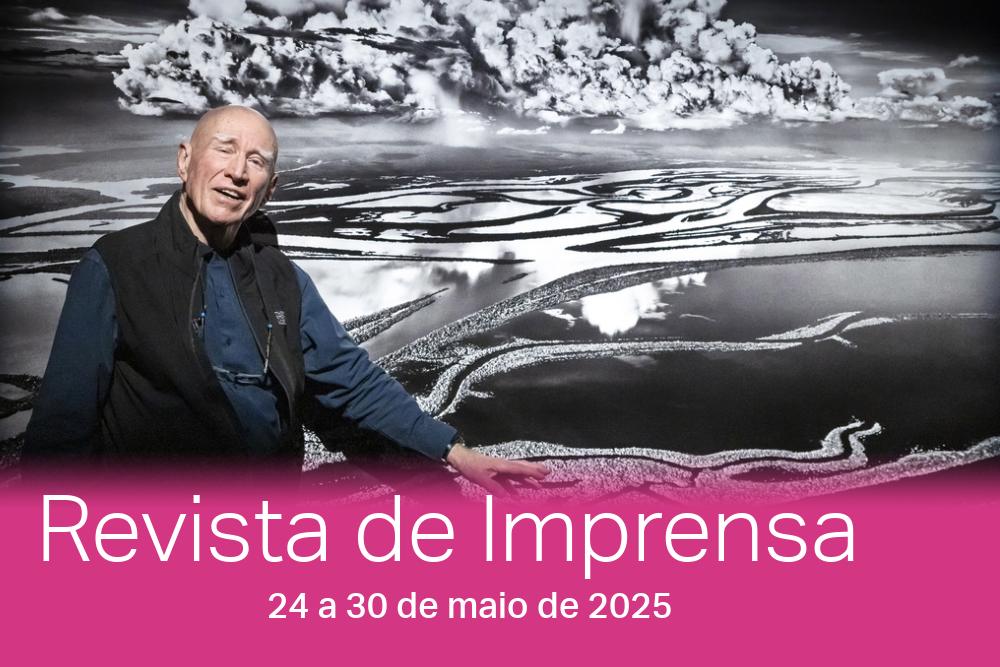O fotógrafo brasileiro Sebastião Salgado posa em frente a fotos de sua exposição “Amazônia”, no salão Maag em Zurique, Suíça, em 30 de maio de 2023. Salgado, conhecido por seus amplos projetos e imagens da natureza e da humanidade, morreu aos 81 anos.